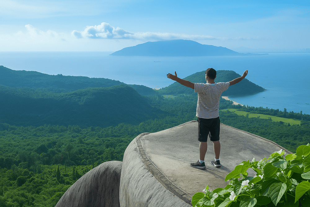The breathtaking beauty of Hai Van Pass, where the lush greenery of the trees blends harmoniously with the vast blue of the sky and sea (Source: Internet)